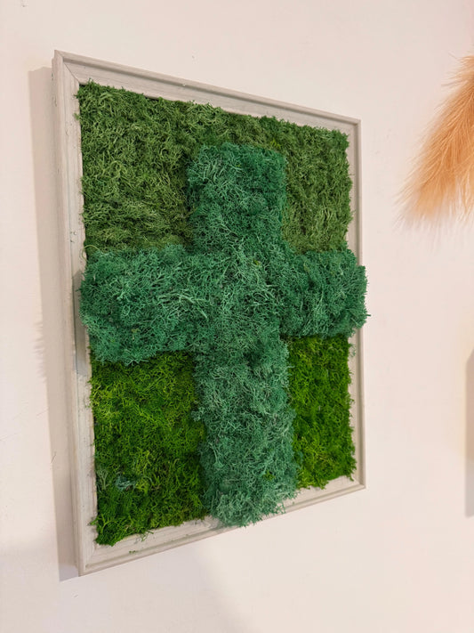 « Sacrifice » – Tableau végétal croix en mousse artificielle Verte'o