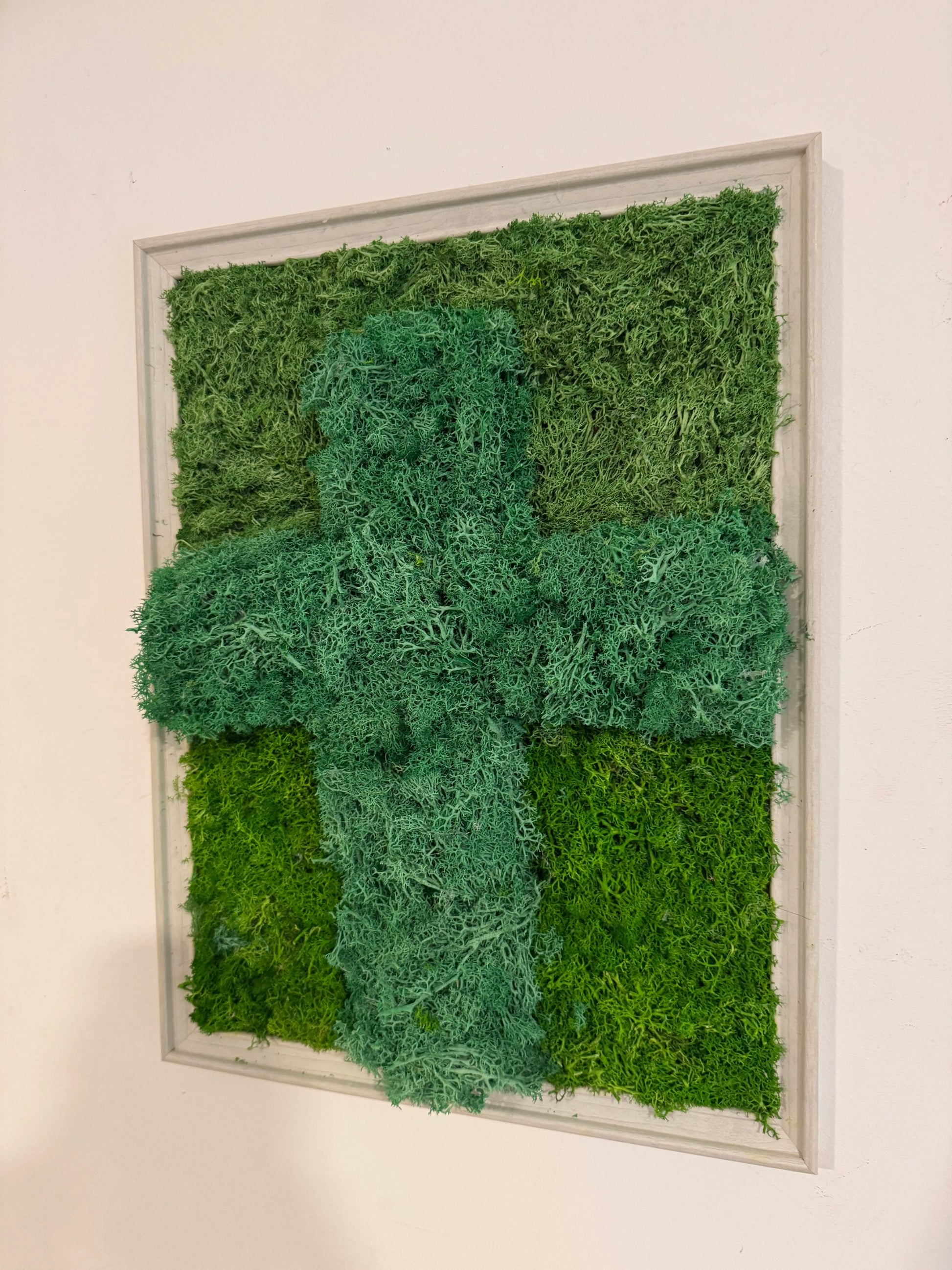 « Sacrifice » – Tableau végétal croix en mousse artificielle Verte'o