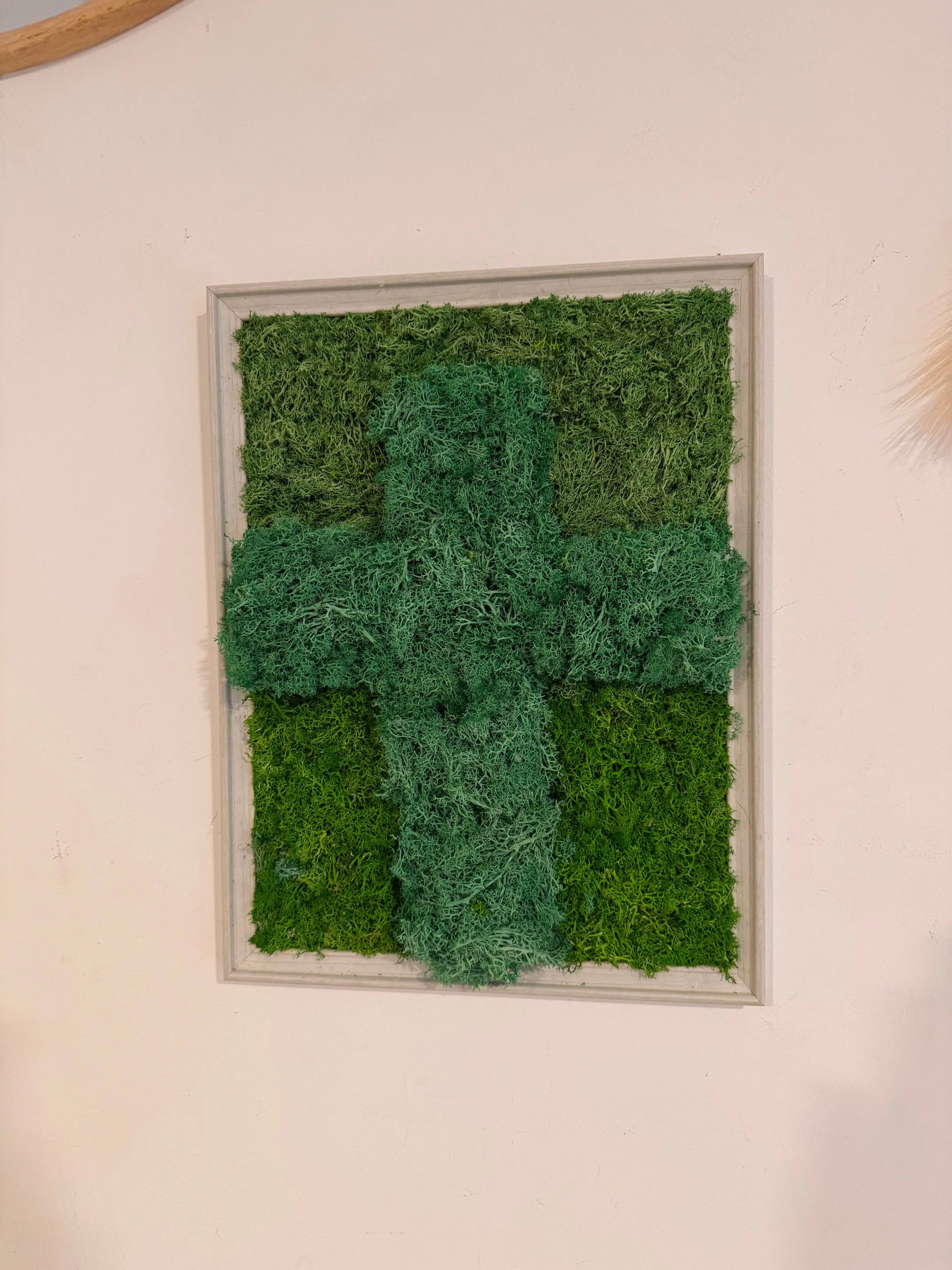 « Sacrifice » – Tableau végétal croix en mousse artificielle Verte'o